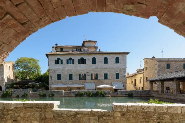 บ่อน้ําพุร้อนทัสกานใน Bagno Vignoni — ภาพถ่ายสต็อก