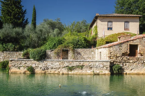 Toskánská horká jarní koupel v Bagno Vignoni — Stock fotografie