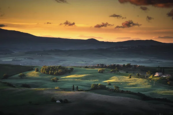 Vårljust målade fält i Toscana. — Stockfoto