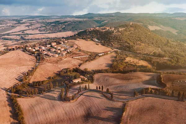 Flyg över en vacker toskansk stad med utsikt ovanifrån. — Stockfoto