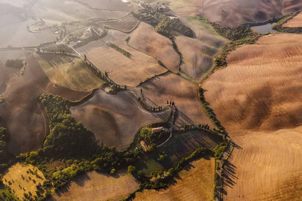 Terbang di atas kota Tuscan yang indah dengan pemandangan dari atas . — Stok Foto