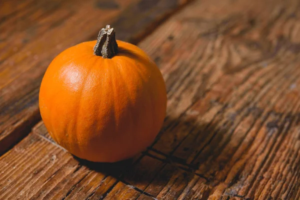 Apelsinpumpa på träbord, halloweensymbolen. — Stockfoto