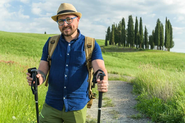 Joven Hombre Hermoso Senderismo Toscana Ciudades Medievales Italianas Con Una Imágenes De Stock Sin Royalties Gratis