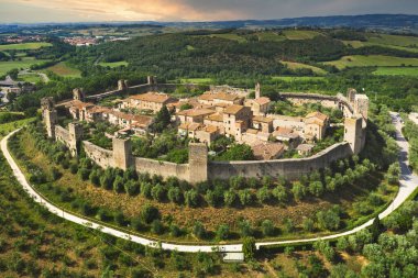 Tuscany ve İtalyan ortaçağ şehirlerini gezerek, Monteriggioni Siena