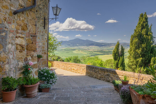 Sunny streets with colorful flowers with contrasting shades. Walk the Tuscan town — Stock Image Sunny Streets Colorful Flowers Contrasting Shades Walk Tuscan Town Stock Picture