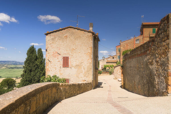 Sunny streets with colorful flowers with contrasting shades. Walk the Tuscan town — Stock Image Sunny Streets Colorful Flowers Contrasting Shades Walk Tuscan Town Royalty Free Stock Photos
