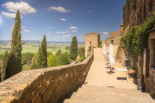Sunny streets with colorful flowers with contrasting shades. Walk the Tuscan town — Stock Image Sunny Streets Colorful Flowers Contrasting Shades Walk Tuscan Town Stock Picture