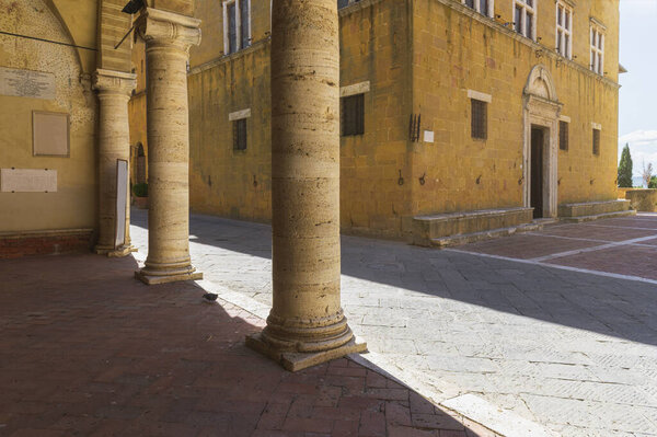 Sunny streets with colorful flowers with contrasting shades. Walk the Tuscan town — Stock Image Sunny Streets Colorful Flowers Contrasting Shades Walk Tuscan Town Stock Image