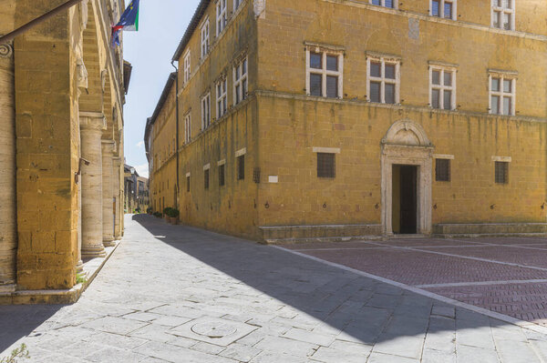 Sunny streets with colorful flowers with contrasting shades. Walk the Tuscan town — Stock Image Sunny Streets Colorful Flowers Contrasting Shades Walk Tuscan Town Stock Photo