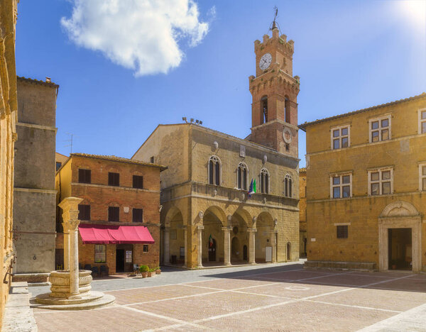 Sunny streets with colorful flowers with contrasting shades. Walk the Tuscan town — Stock Image Sunny Streets Colorful Flowers Contrasting Shades Walk Tuscan Town Stock Picture