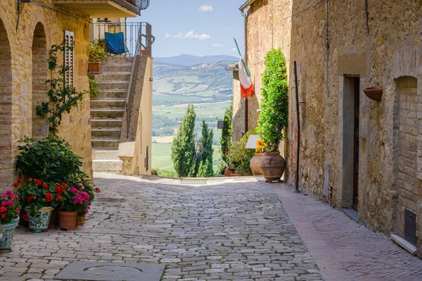 Sunny Streets Colorful Flowers Contrasting Shades Walk Tuscan Town — Stock Photo, Image