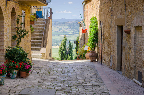 Sunny streets with colorful flowers with contrasting shades. Walk the Tuscan town — Stock Image Sunny Streets Colorful Flowers Contrasting Shades Walk Tuscan Town Royalty Free Stock Images