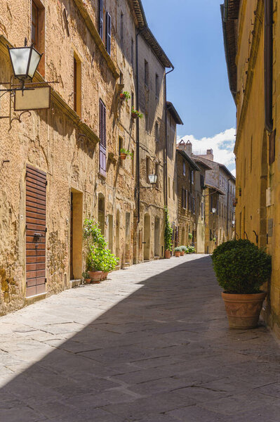 Sunny streets with colorful flowers with contrasting shades. Walk the Tuscan town — Stock Image Sunny Streets Colorful Flowers Contrasting Shades Walk Tuscan Town Royalty Free Stock Photos
