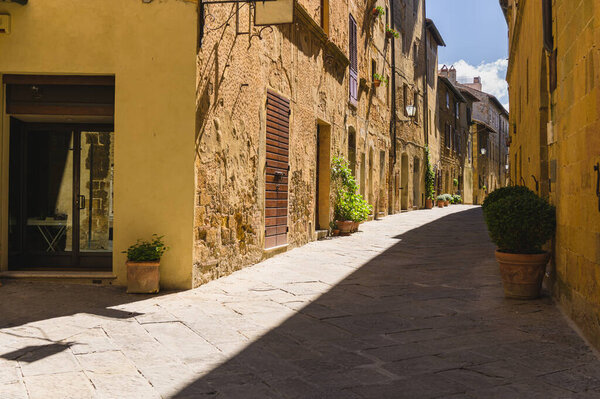 Sunny streets with colorful flowers with contrasting shades. Walk the Tuscan town — Stock Image Sunny Streets Colorful Flowers Contrasting Shades Walk Tuscan Town Royalty Free Stock Photos