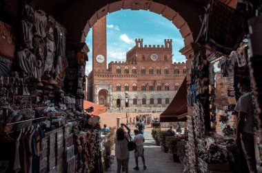 Siena, İtalya - Ağustos 2020 Öğleden sonra tarihi Siena kenti Steets ve köşeleri manzarası