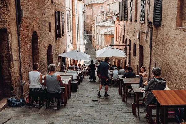 Siena, İtalya - Ağustos 2020 Öğleden sonra tarihi Siena kenti Steets ve köşeleri manzarası