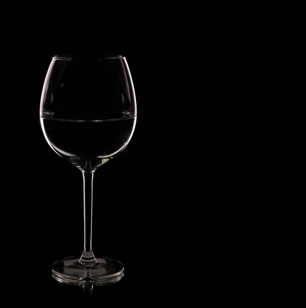 Glas mit Weißwein auf schwarzem Hintergrund — Stockfoto