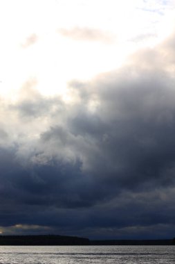 Yağmurdan önce fırtına bulutları. Güzel gri gökyüzü.