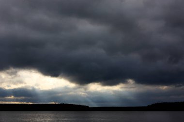 Yağmurdan önce fırtına bulutları. Güzel gri gökyüzü.