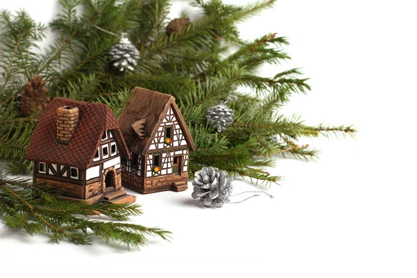 Weihnachtskomposition mit Weihnachtsbaum und Spielzeughaus. — Stockfoto