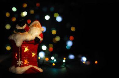 Noel ve Yeni Yıl kompozisyonu. Bulanık bokeh Noel ve mutlu yeni yıl. Noel Baba bir şamdan..
