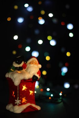 Noel ve Yeni Yıl kompozisyonu. Bulanık bokeh Noel ve mutlu yeni yıl. Noel Baba bir şamdan..