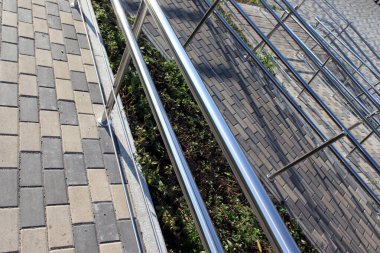 Tekerlekli sandalye rampası, çocuklu gezginler için, merdivenlere ek olarak ya da merdiven yerine eğimli bir uçak, engelliler için eğimli bir yol