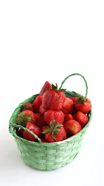 Frische Erdbeeren Mit Blättern Einem Grünen Korb Frische Reife Erdbeeren — Stockfoto