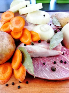 Sebze ve baharatlı çiğ et.