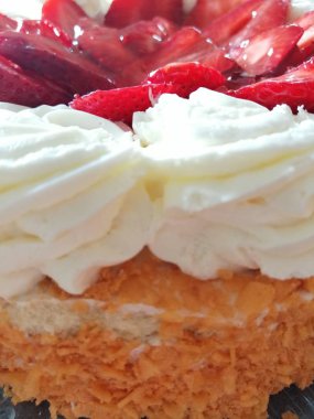 beyaz krema ile tatlı çilekli kek