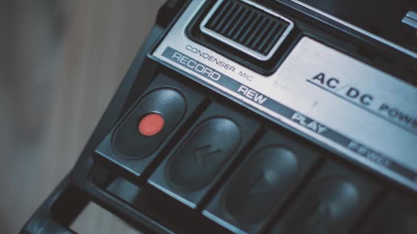 レトロな1970年代のオーディオカセットレコーダーの ボタンを押すクローズショット — ストック動画