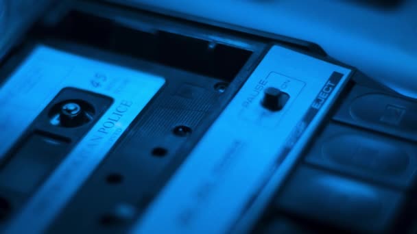 警察拘留采访音频磁带在复古的1970年代便携式录音机 — 图库视频影像
