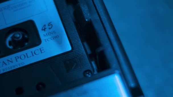 Audiokassette Einem Tragbaren Recorder Aus Den 1970Er Jahren Polizeigewahrsam — Stockvideo