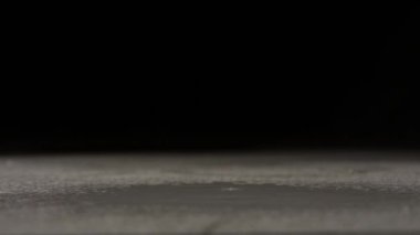 Yağmur Damlacıkları Gri Betona Gece İniyor