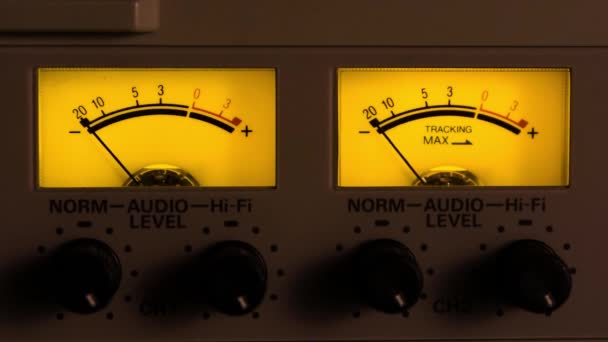 Volume Unit Meter Auf Einem Analogen Videorecorder — Stockvideo