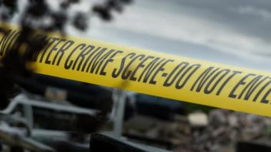 Polis olay yeri kordonu Hurdalık Arabasının Etrafındaki Kaset