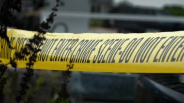 Polis olay yeri kordonu Hurdalık Arabasının Etrafındaki Kaset