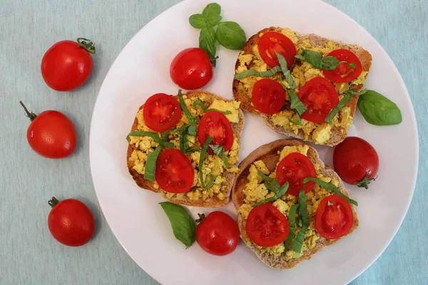 Scrambled Tofu Roșii Cherry Busuioc Proaspăt Ouă Vegane Amestecate Placă — Fotografie, imagine de stoc