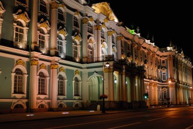Cephe geceleri aydınlatılmış, St. Petersburg.