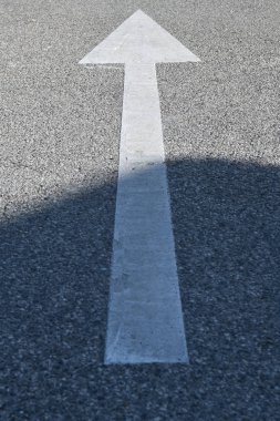 Asfalt işareti: beton doku üzerinde beyaz ok