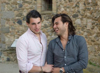 Mutlu eşcinsel çift yürüyüşe çıkıyor