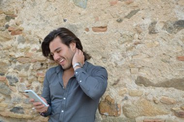 Max cep telefonu ile bir portre gülümseyen zevk için poz