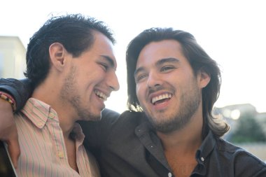 Eşcinsel çift yakından kucakladı