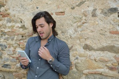 Max cep telefonu ile zevk ederken şaşırttı