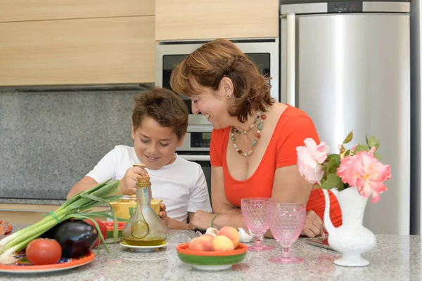 Boldog anya és fia készül ebéd egy habarcs — Stock Fotó