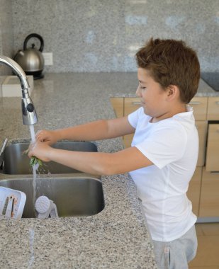 Mutfakta çocuk yıkama sarımsak