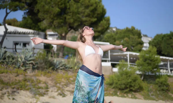Mujer respirando y estirando los brazos en la playa — Foto de Stock