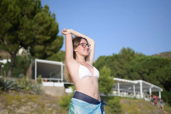 Joven mujer feliz se relaja y respira en la playa — Foto de Stock