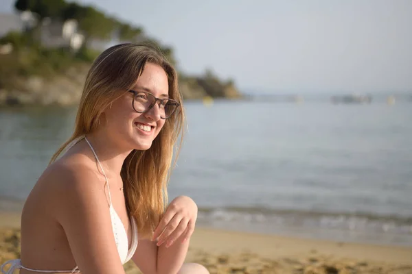 Young happy woman daydreams on the beach — Stock Photo, Image