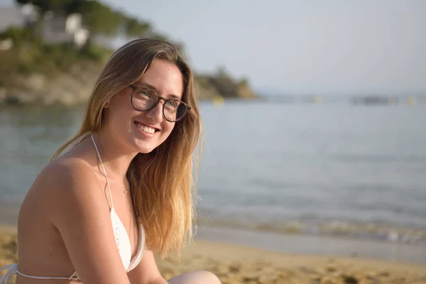 Joven mujer feliz sueña despierto en la playa — Foto de Stock